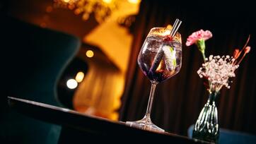 Ein Cocktail auf dem Bartresen im Restaurant Cosmo