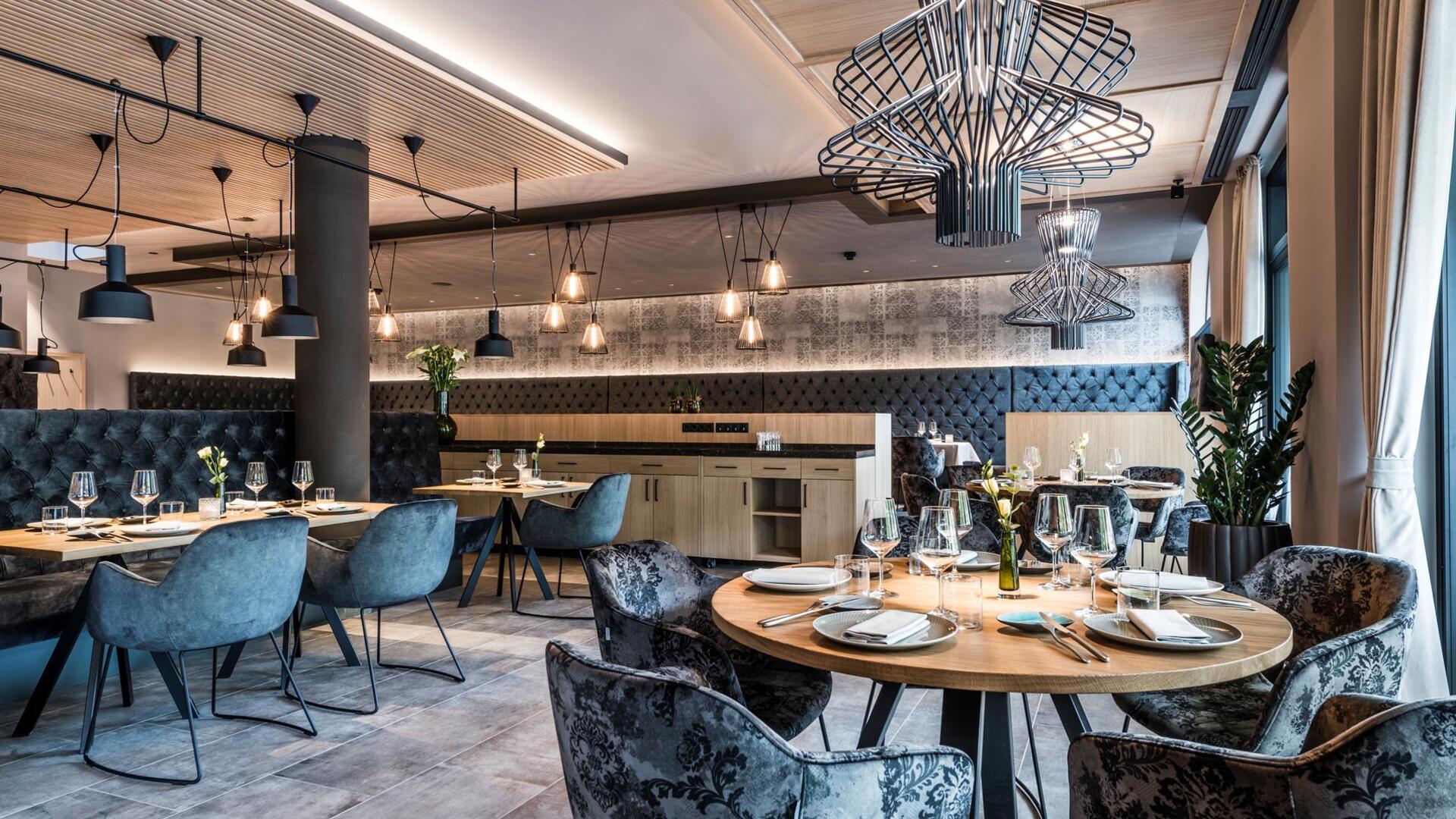 Gedeckte Tische im Restaurant Cosmo