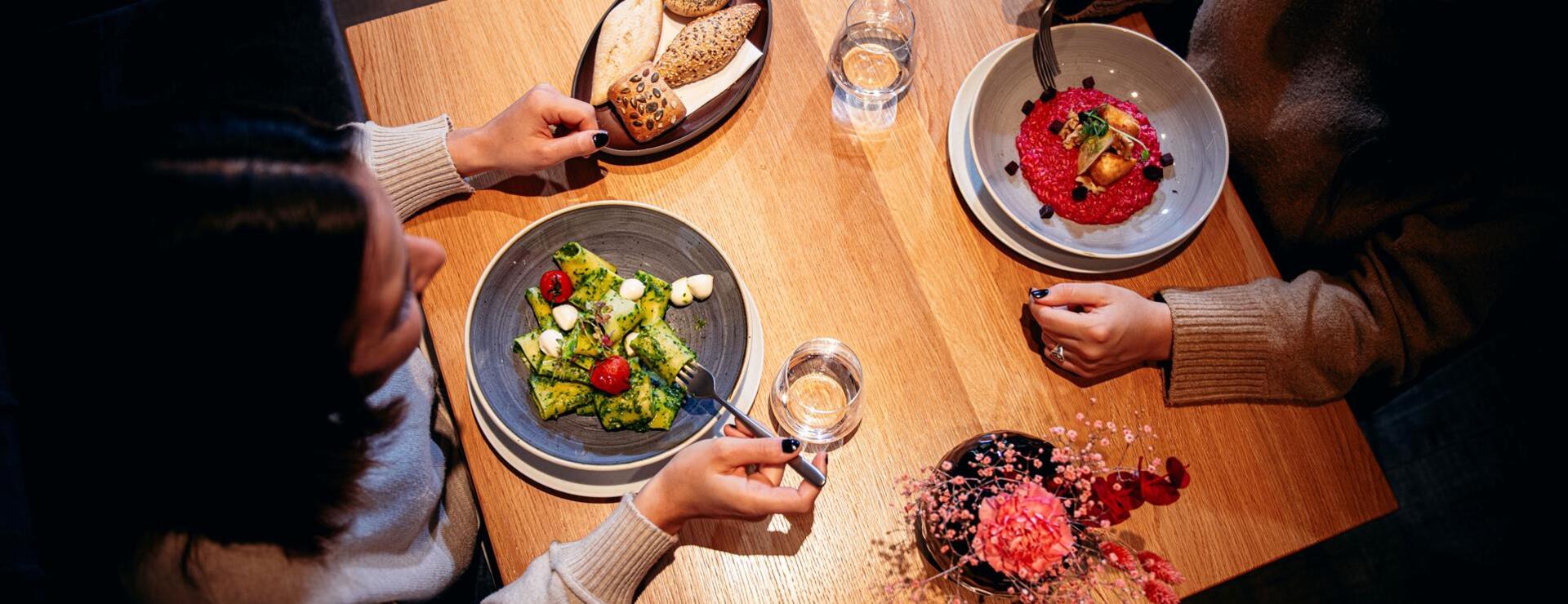 Zwei Personen essen eine Vorspeise im Restaurant Cosmo