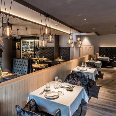 Gedeckte Tische im Restaurant Cosmo